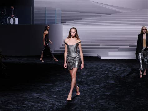 Sfilata di Versace Milano Fashion Week: i due volti della 